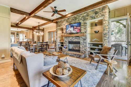 Mountain Air House | Screened Porch + Mtn Views: Luxe Burnsville Condo