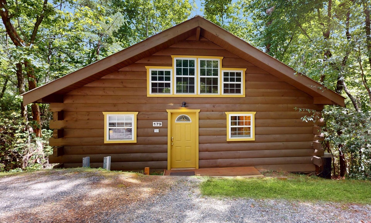 Sautee Nacoochee Cabin | Secluded dog-friendly cabin with screen deck, hot tub & fireplace