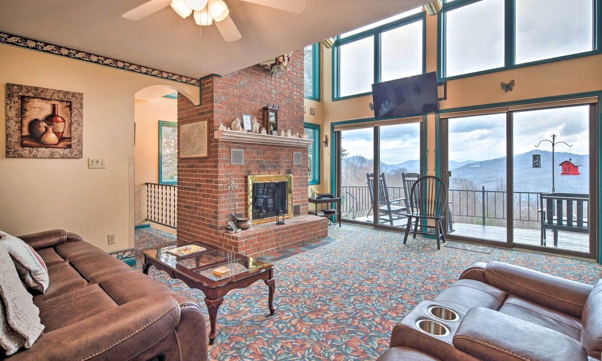 Burnsville House | Secluded Home w/Views in Burnsville: Hike & Ski!