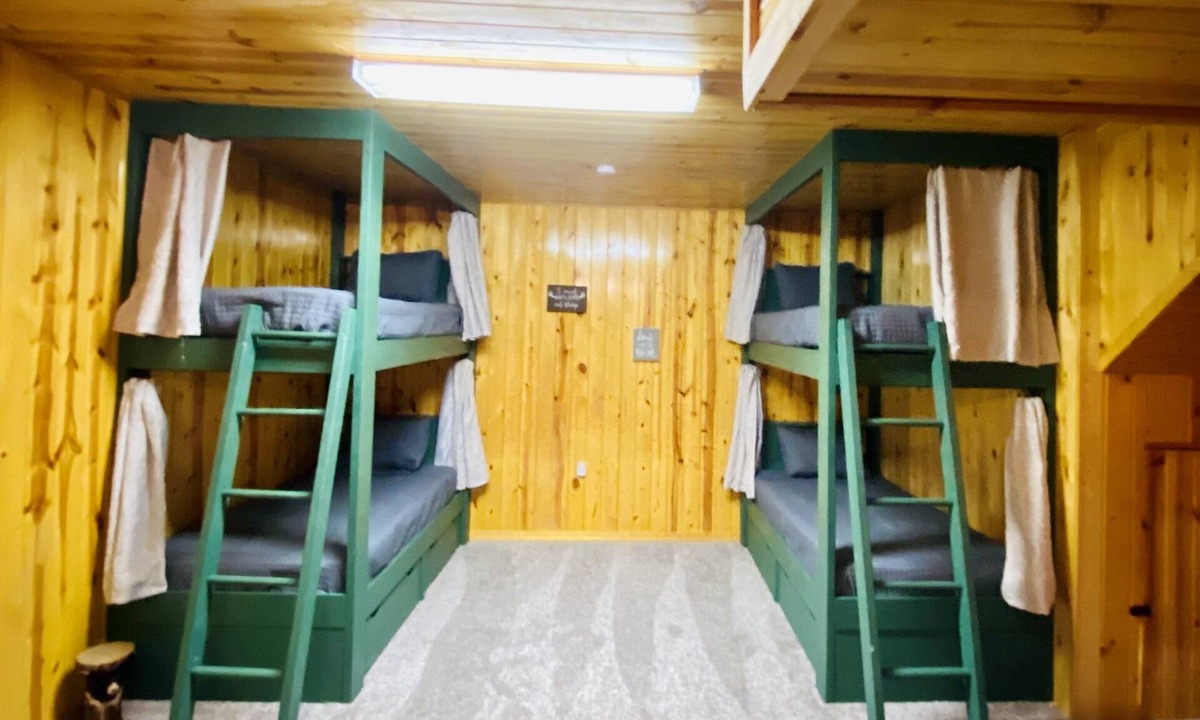 Burnsville Cabin | Secluded Mountain 4 Bedroom Cabin