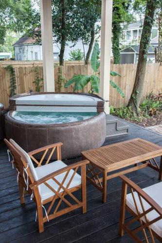 Thomas Square House | Secret Garden Studio w/Hot Tub: Near Forsyth Park