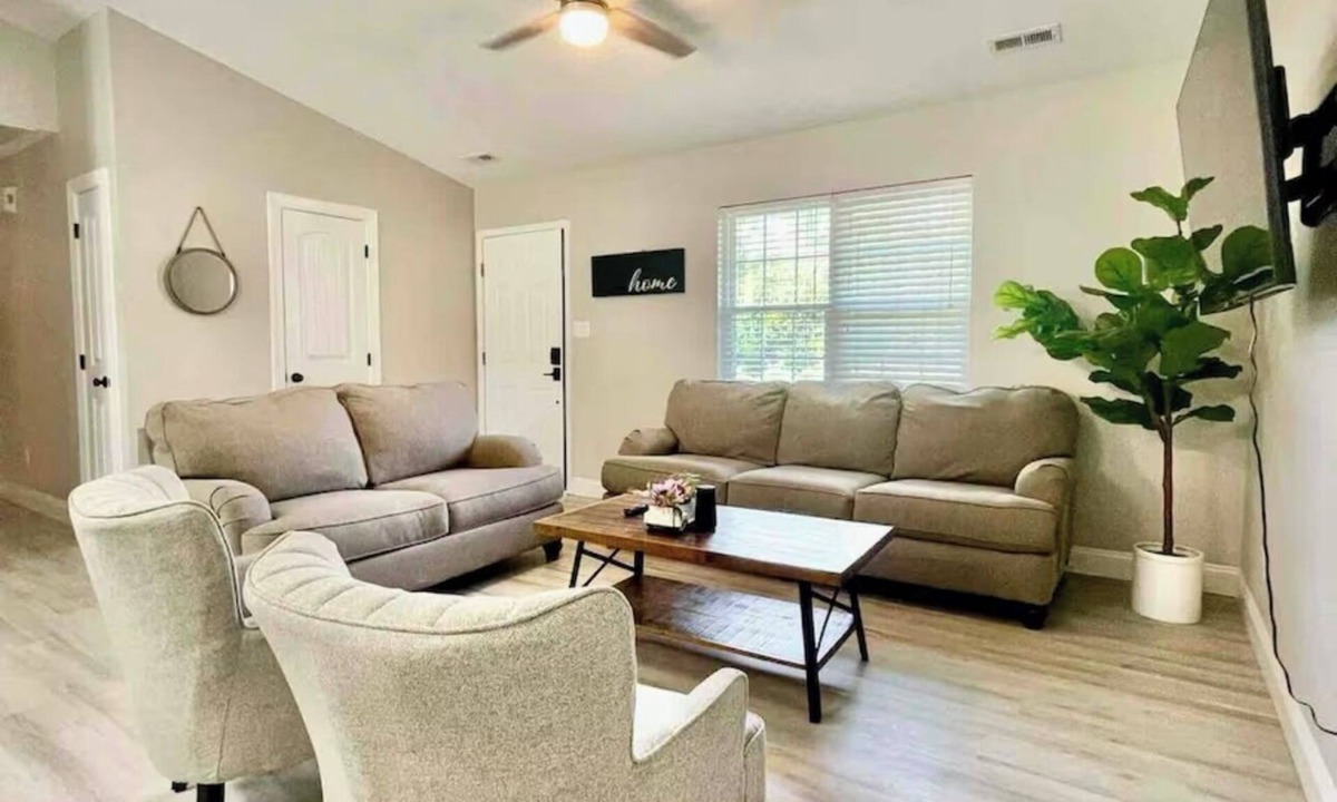 McCutcheon Field House | Serene 3-bedroom house w/big yard in Jacksonville