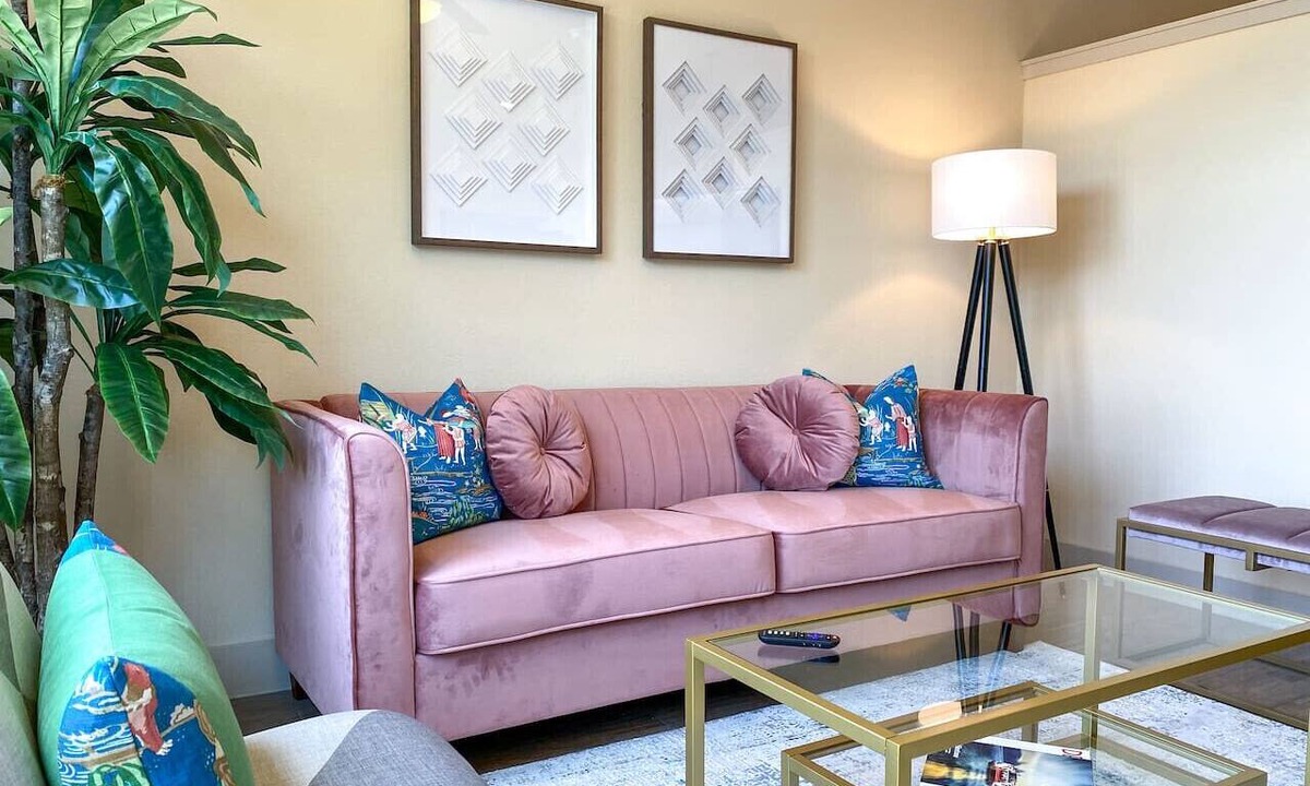 Downtown Fort Worth Condo | Serene comfort, close to shopping, walk Downtown!