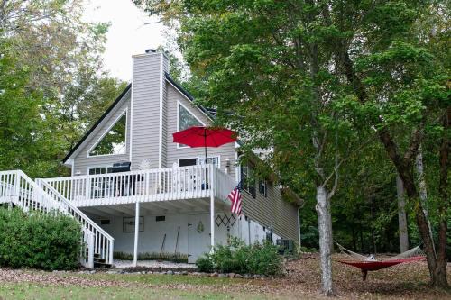 Hardwick House | Serene Lakefront Home with Hot Tub and Boat for Rent!
