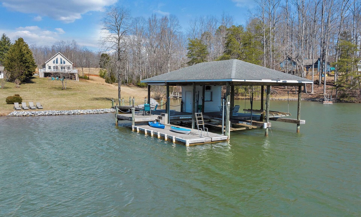 Huddleston House | Serene Stay: Your Perfect Lakefront, Family-Friendly Getaway