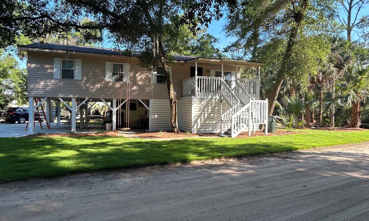 Ocean Ridge House | SHELL SHOCKED “GOLF CART AVAIL. inquire" FIRE PIT - DOG FRIENDLY - BEACH GETAWAY