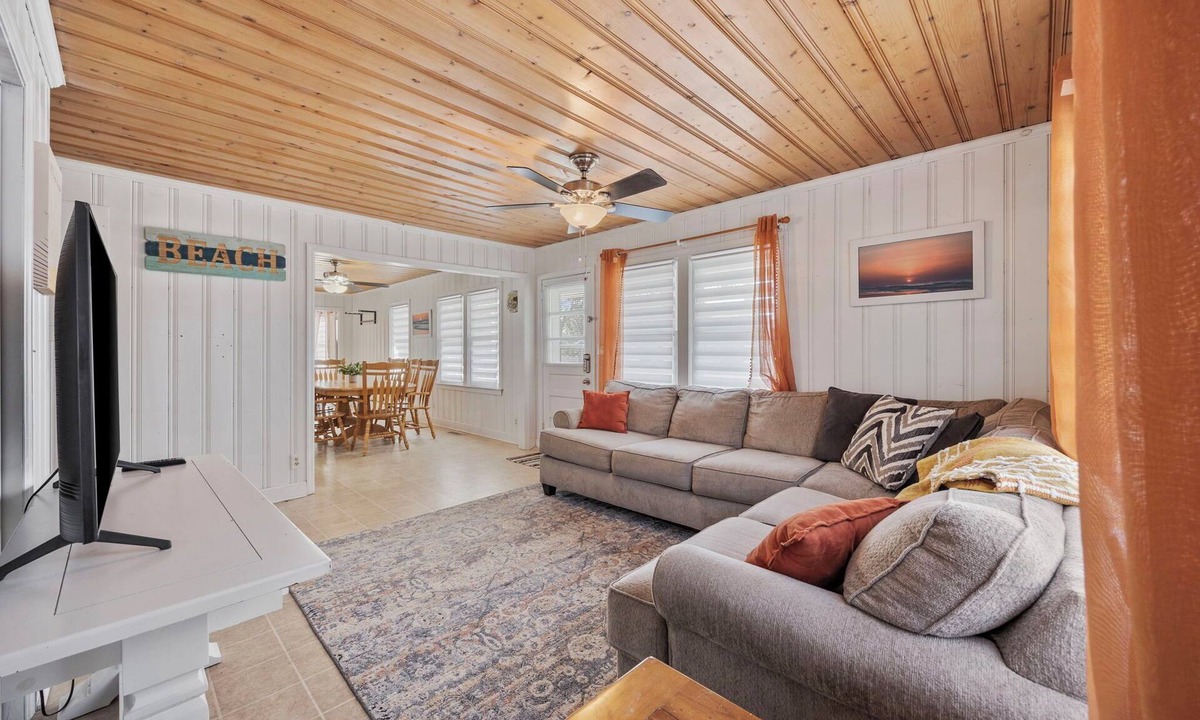 Atlantic Beach House | Short 1/4 mile walk to beach access in beautiful North Myrtle Beach!