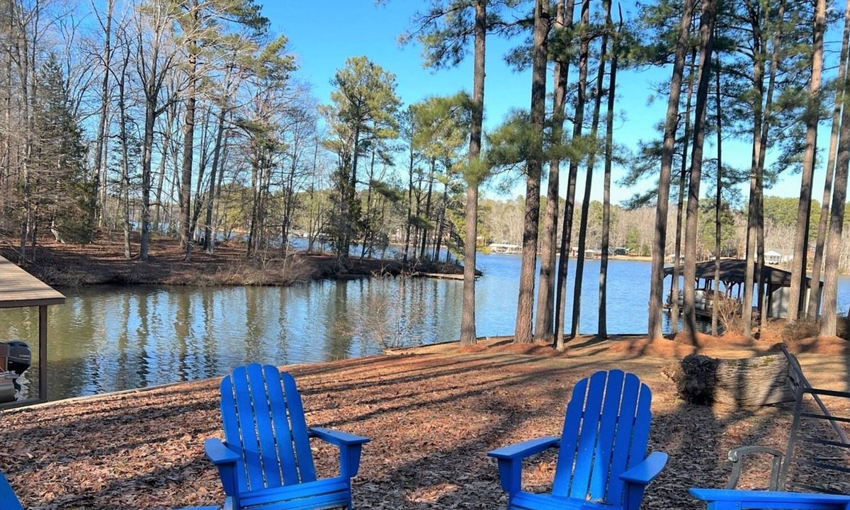 Woodland Shores House | Simply Irresistible| Great Location! | 3 Night Minimum | Super Value!