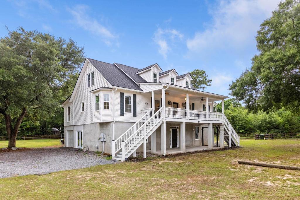 Mount Pleasant House | Six Mile Abode-5 Miles to Beach-Huge Yard