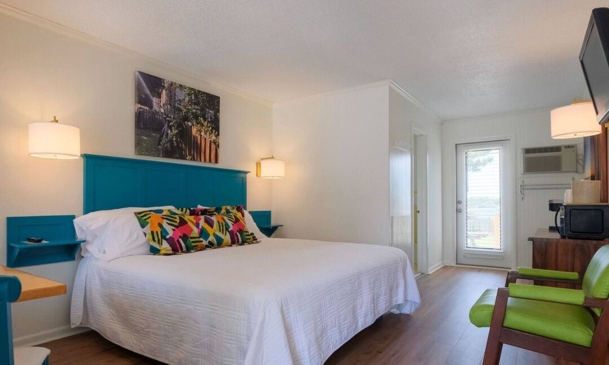 Ocracoke Cabin | 'Skipper Suite' Bluff Shoal Motel - Room 6