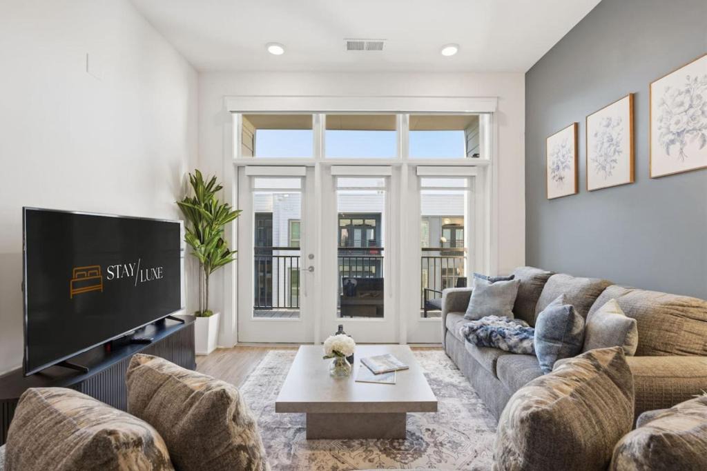 Second Ward Apartment | Skyline Retreat - Free Parking, Pool, Balcony