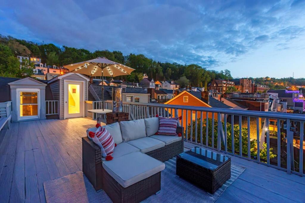 South Side Slopes Apartment | Skyline Views - Rooftop & Game Room - Sleeps 8
