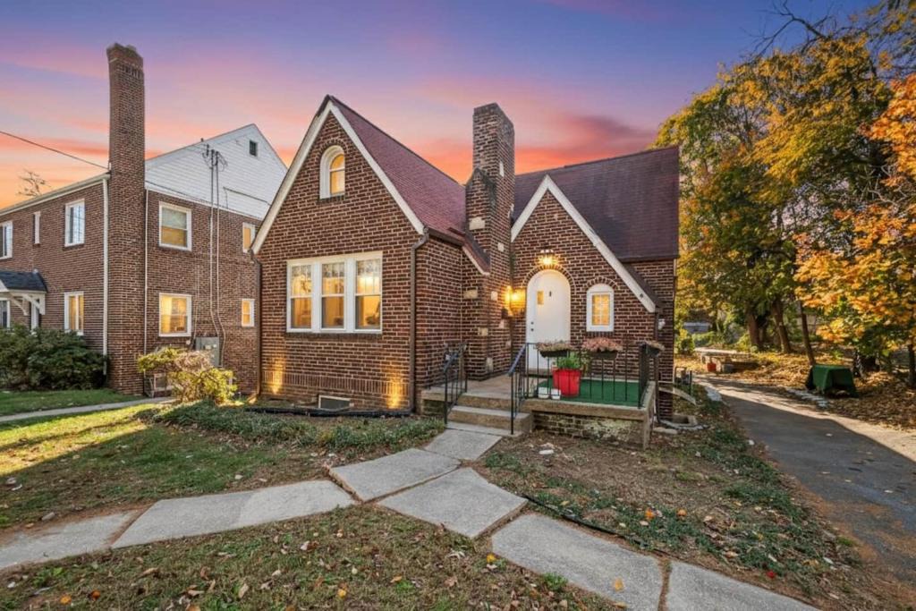 Takoma Park House | Sleep 24,Large Home near DC4 Kitckensdriveway
