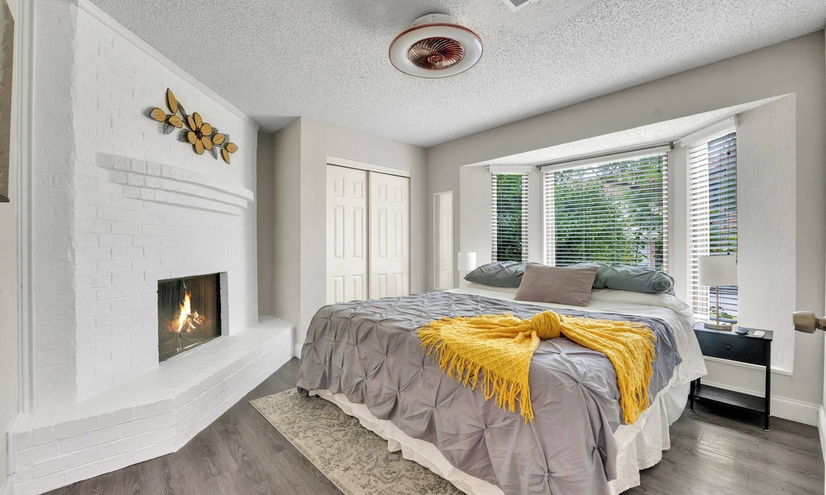 West Arlington House | Sleeps 16 Budget-Friendly Spacious Haven