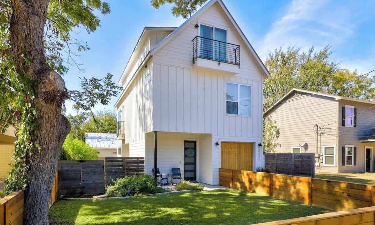 Chestnut House | Sleeps 15 | Group Retreat | 5 Mins to Downtown