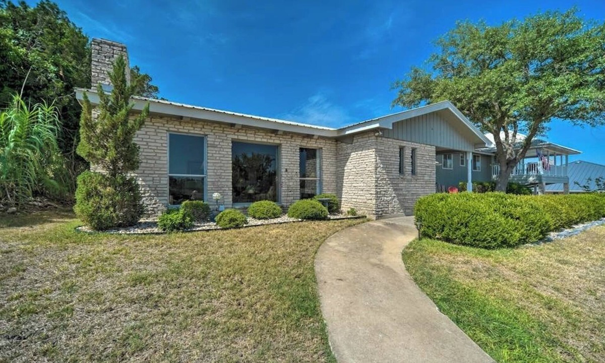 Kerrville House | Snowbird-friendly house with game room, full kitchen, balcony, & W/D