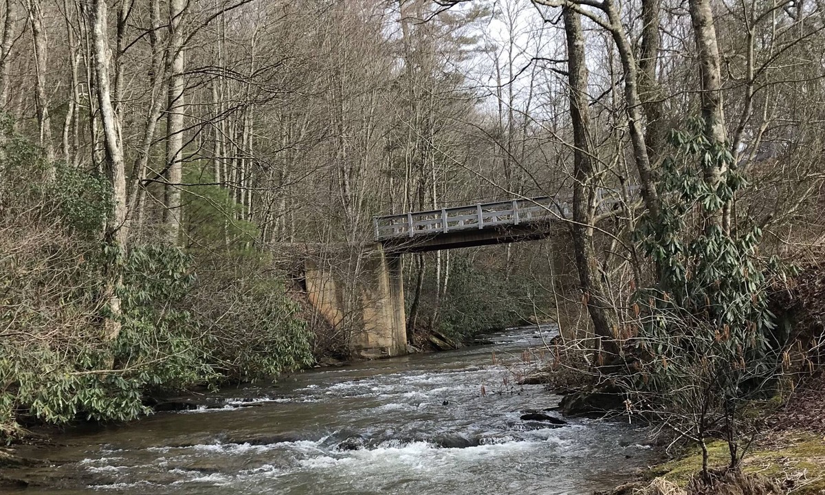 Hillsville Cabin | Snuggly WATERFRONT retreat awaits at Buck Creek Cabin near BR Parkway & I-77