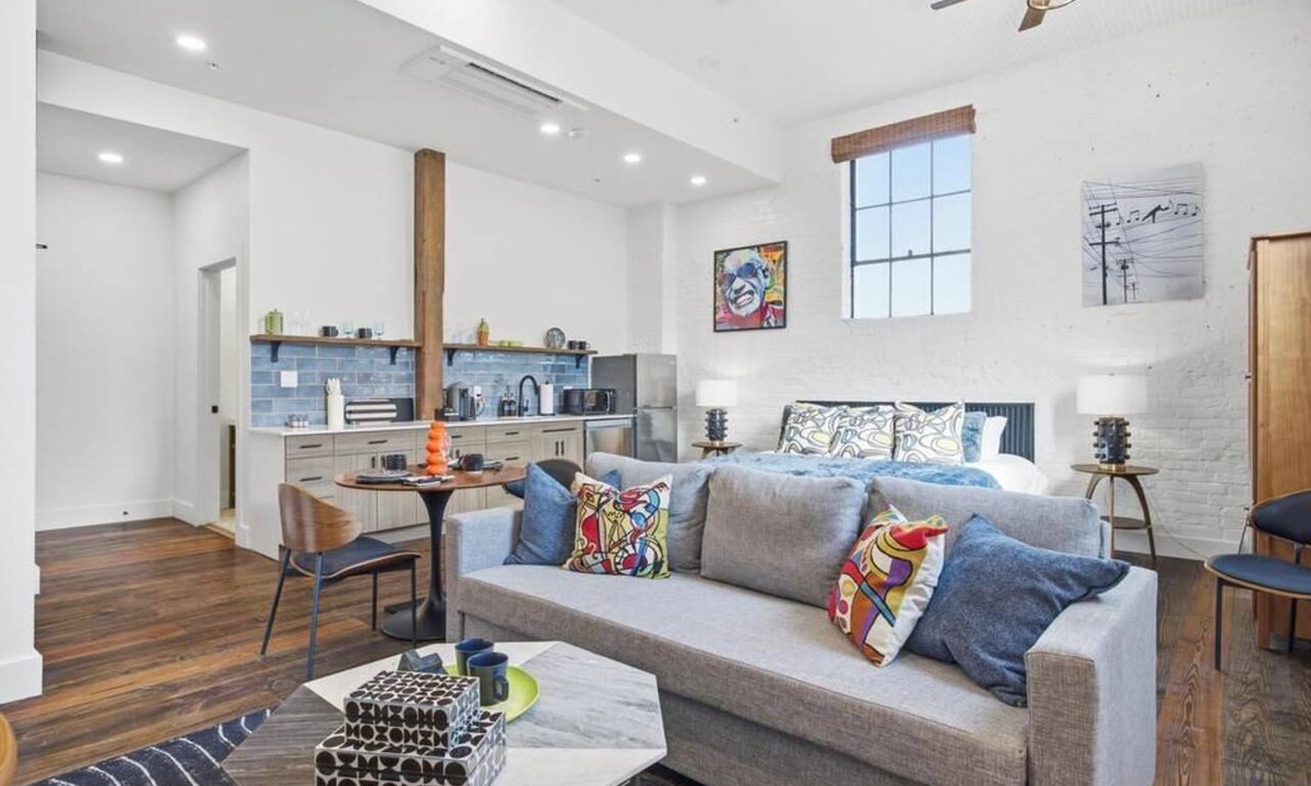 Downtown Jacksonville Apartment | Soulful Studio at the Raven Pool OnSite Parking