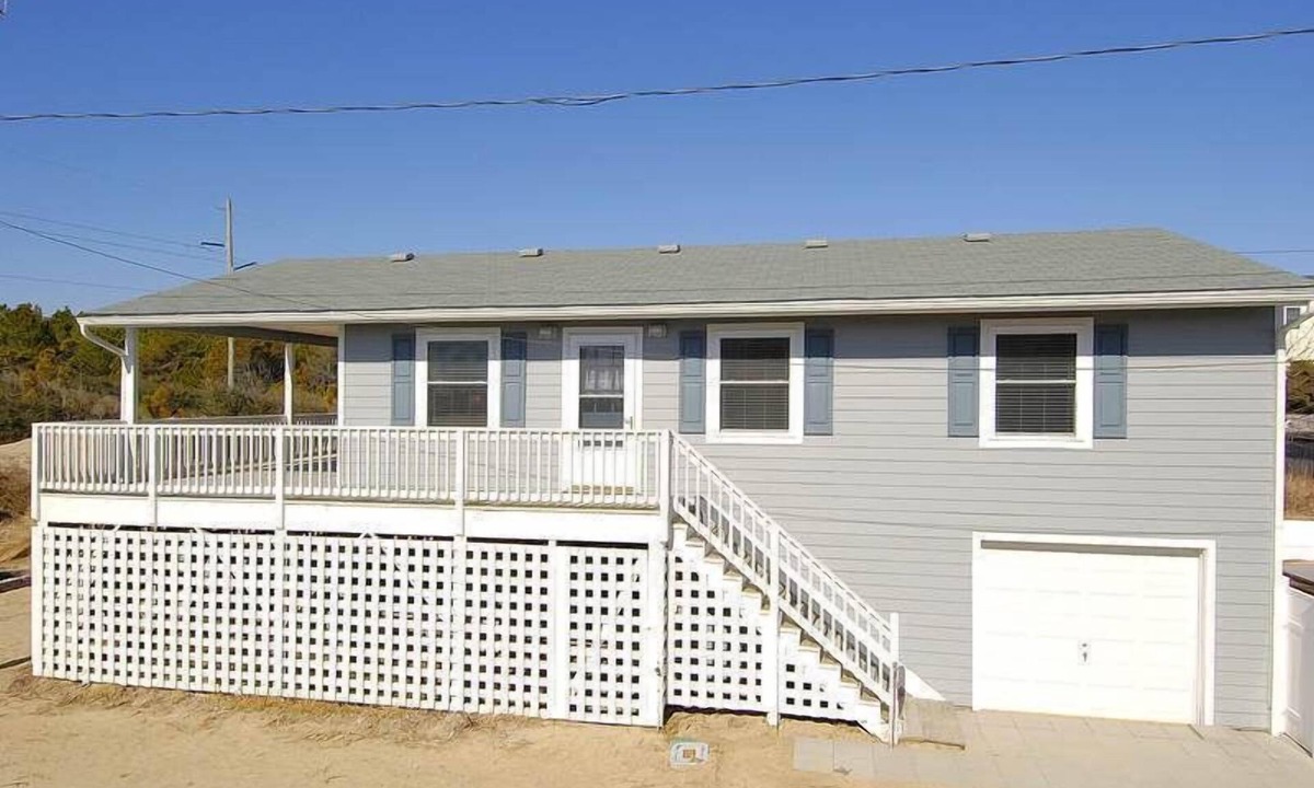 South Nags Head House | South Nags Head cottage with hot tub! 3 minute walk to the beach.