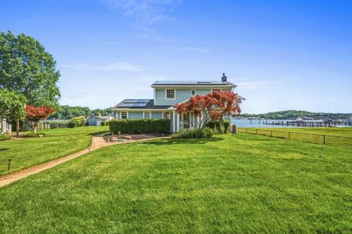 Edgewater House | South River Estate 4BR Sleeps 10