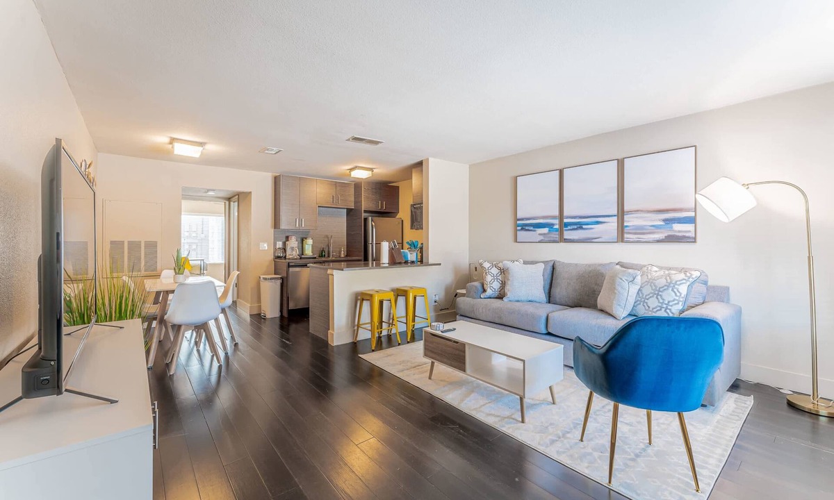Riverside Apartment | Spacious 1BR close to Downtown w fast wifi w/pool