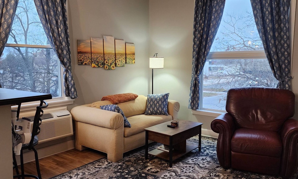 Downtown Apartment | Spacious 2 BDR Downtown Apt, Pet Friendly, Lg Kitchen, 2 Blks From State Capitol