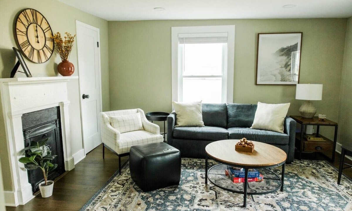 Danville House | Spacious 2b/1bath Home w private deck - Downtown!