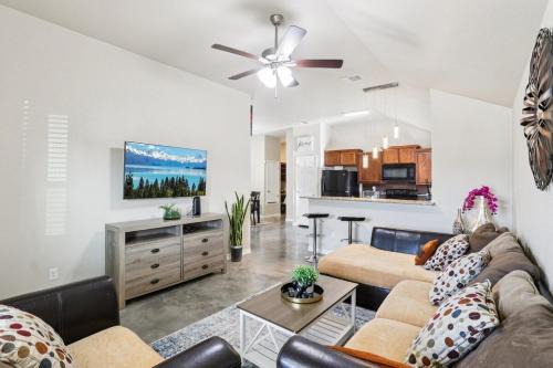 Copperas Cove Apartment | Spacious 3BR Home 10 Min to Fort Cavazos, Garage, Fast WiFi, Fenced yard, Long Stays Welcome