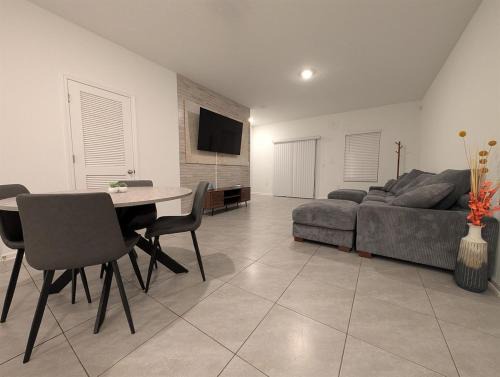 Northside House | Spacious 3BR Jacksonville Townhome With King Bed