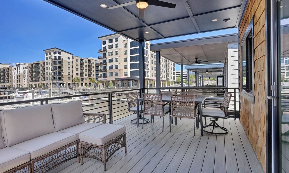 River District House | Spacious 3BR Waterfront Houseboat | Walk to Wilmington Riverwalk and Dining