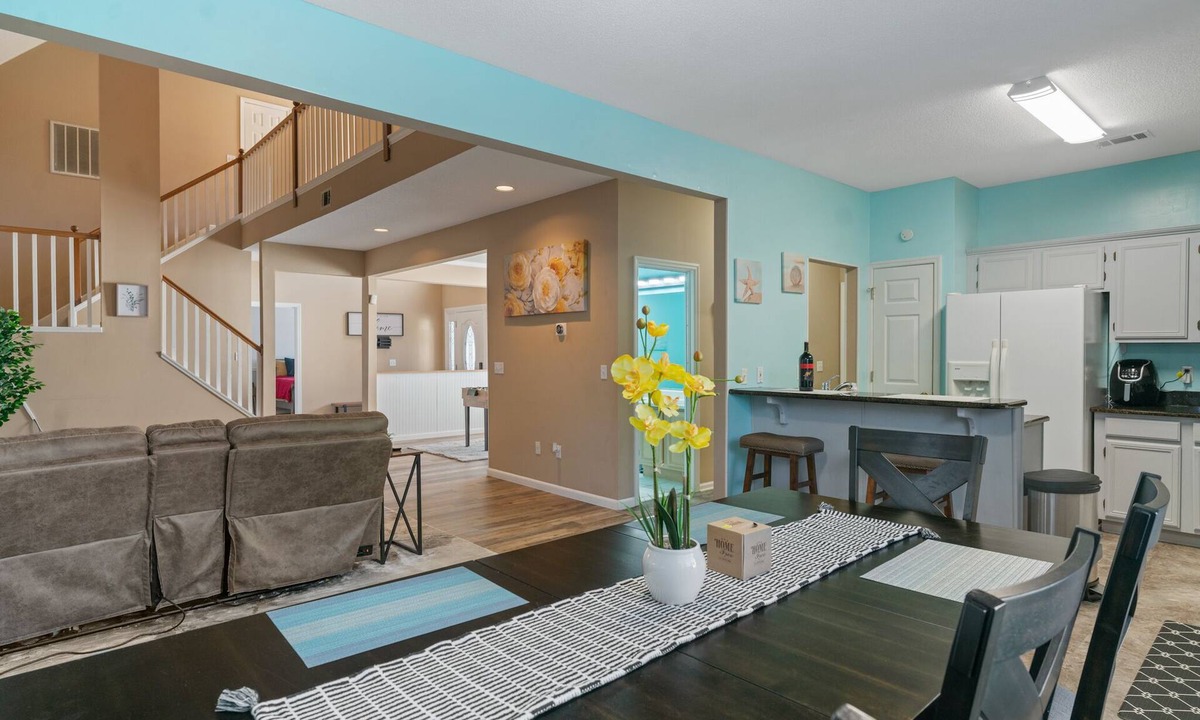 Savannah House | Spacious 4 Bedrooms with PRIVATE POOL & enclosed PATIO between Downtown & Tybee