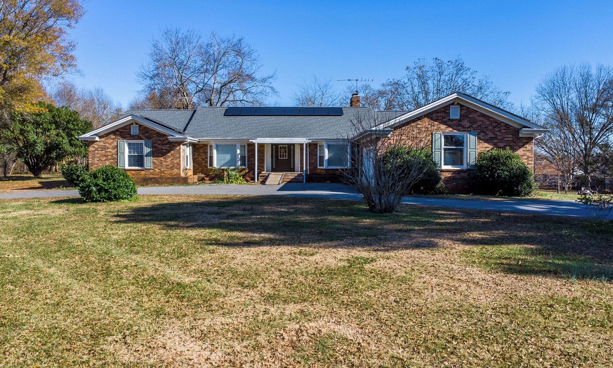 Claremont House | Spacious 4-bedroom farmhouse in tranquil Claremont