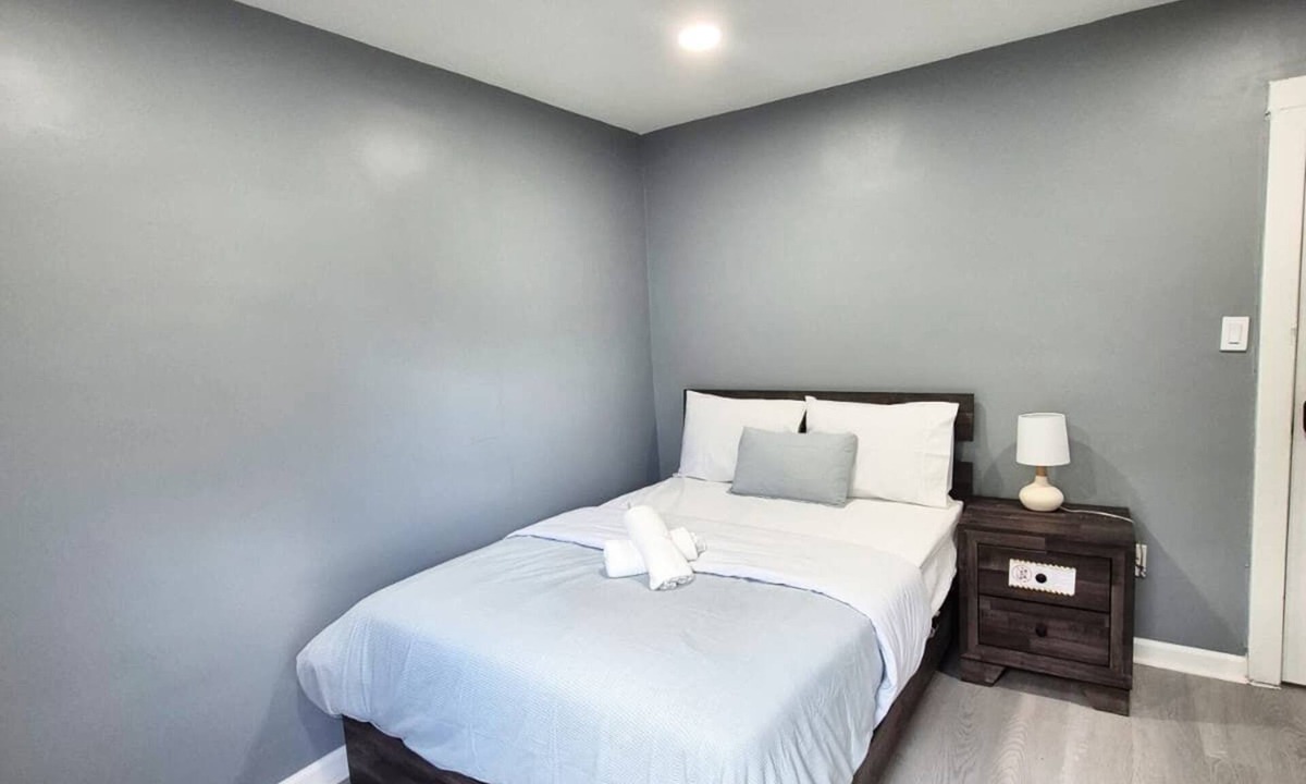 Lochearn House | Spacious 4 -Bedroom Home with 3 Baths Sleeps 8- 4 Full Beds