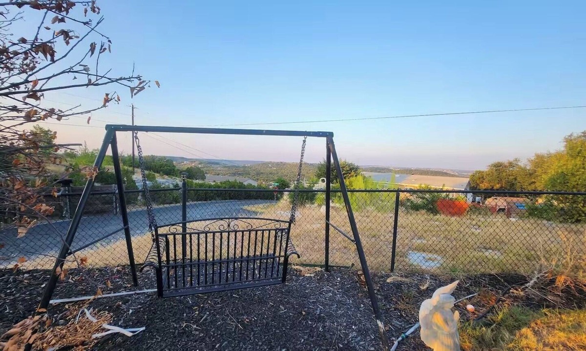 Leander House | Spacious 4-bedroom house with pool in the hills of Leander