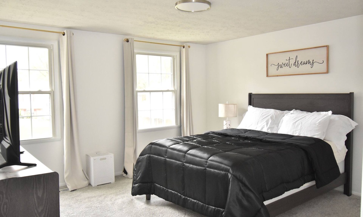 Bowie House | Spacious 4-bedroom house with AC in quaint Bowie