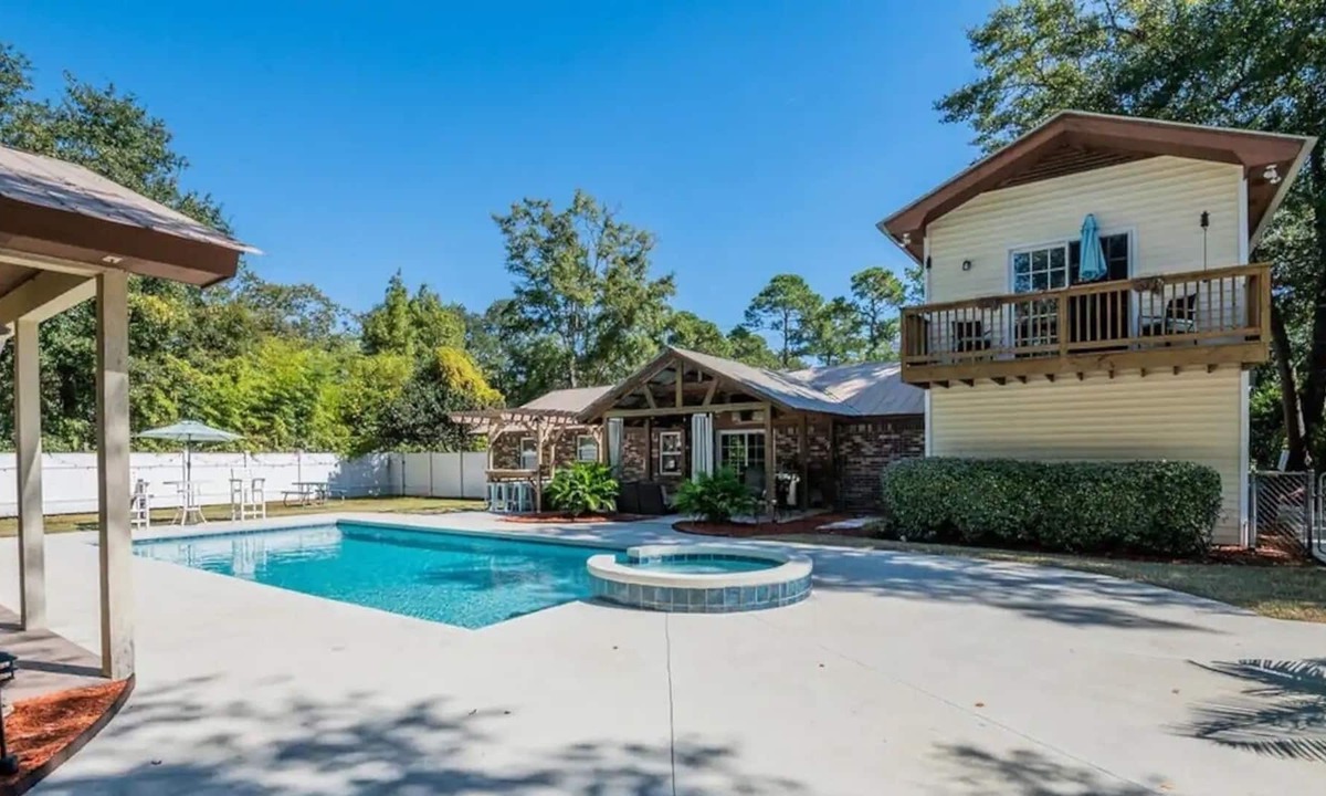 Olde Town House | Spacious 4 bedroom w/pool, Guesthouse & hot tub
