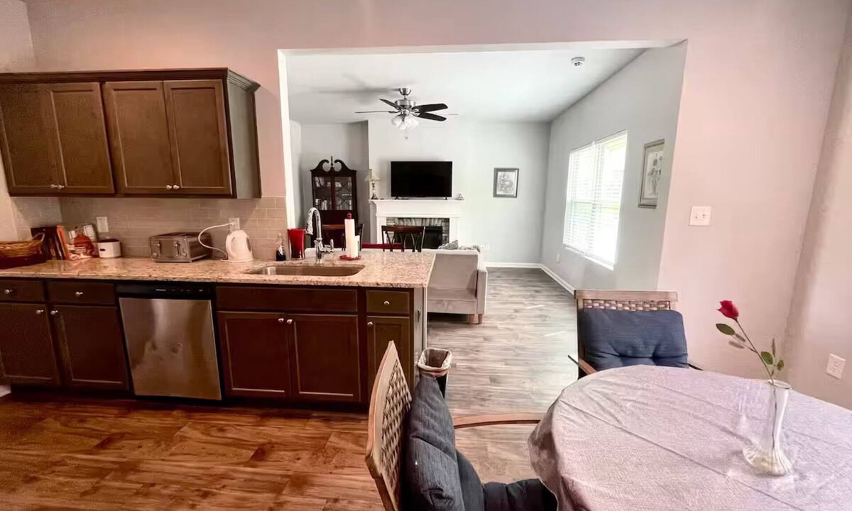 Newnan House | Spacious 4 BR (5 beds) 2.5 bath home in Newnan GA