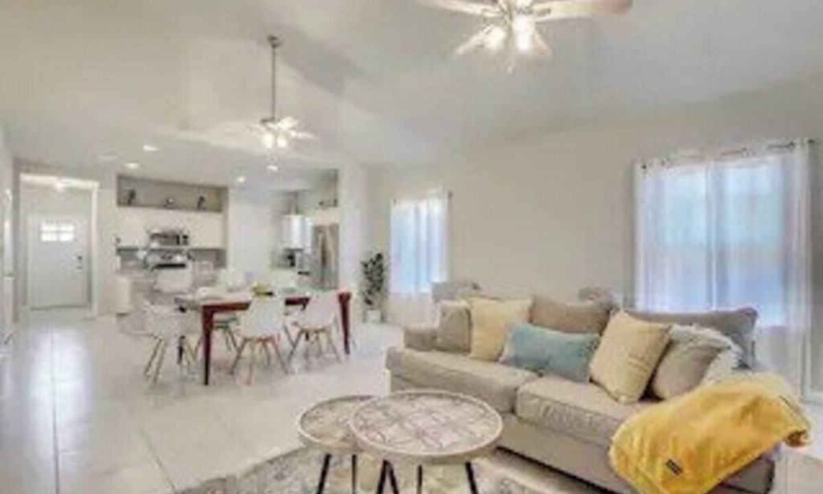 Austin House | Spacious 4BR/2BH Home: F1+Pool, 10-M Airport & DT