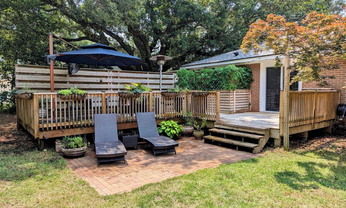 Charleston House | Spacious 4BR Retreat w/Huge Yard, Outdoor Shower, Mins to Beach & Downtown