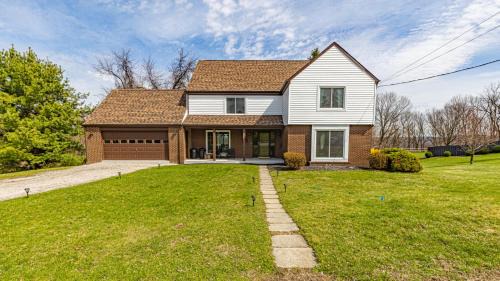 Ambridge House | Spacious 4BR Retreat With BBQ and Gym Sleeps 14