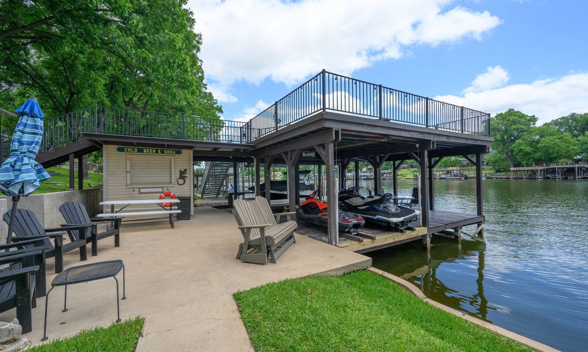 Kingsland House | Spacious 5-bedroom lake front house in Kingsland with game room