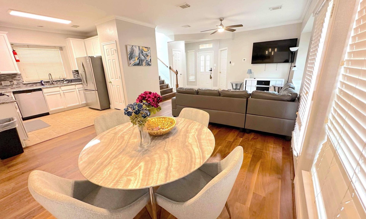 Clodine House | Spacious 5bed Houston Retreat Home 6 guests 4 bedrooms 5 beds 3 baths