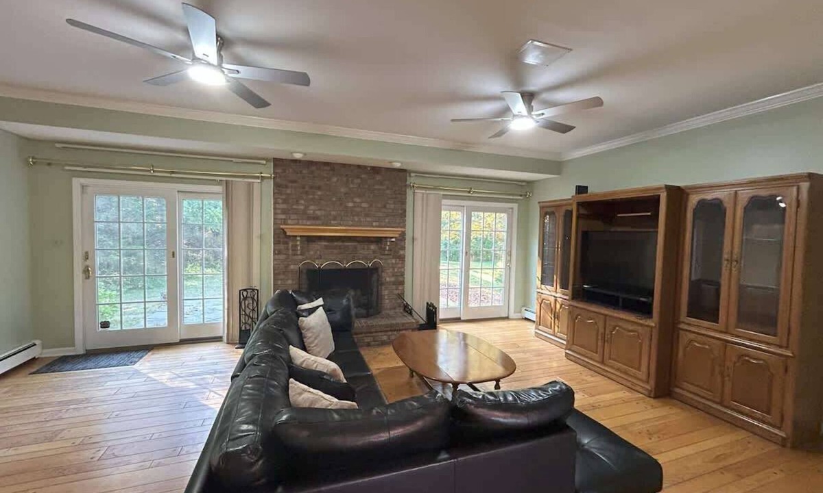 Cream Ridge House | Spacious 6 Bedroom Country Retreat in Cream Ridge