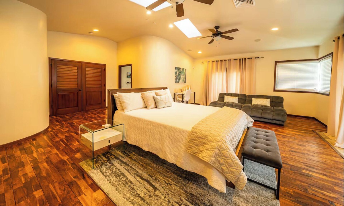 Hauula House | Spacious 6-bedroom beachfront estate with hot tub, AC, near shopping center