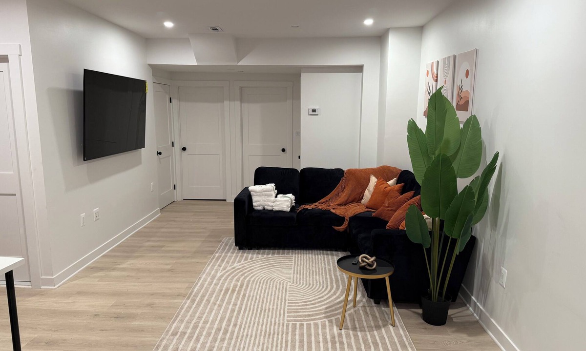 Downtown Baltimore House | Spacious 7-bedroom house in quaint Baltimore with AC