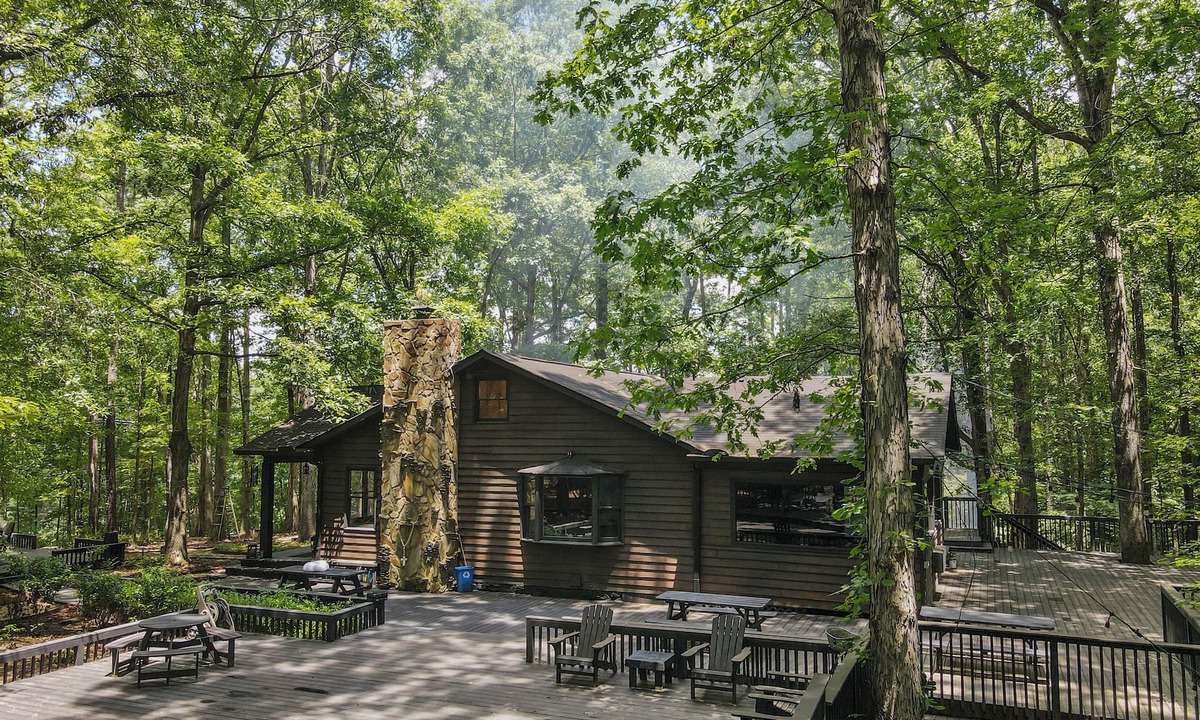 Stockbridge Cabin | Spacious 7-bedroom cabin with AC in charming Stockbridge