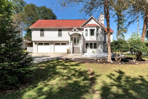 Buford House | Spacious 7BR Family Retreat Near Mall of GA Sleeps 17