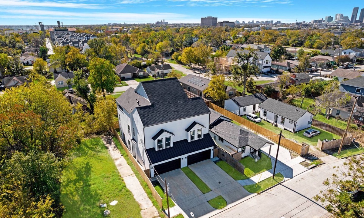 Northside House | Spacious 8BR Duplex w/Rooftop & EV — Sleeps 16+