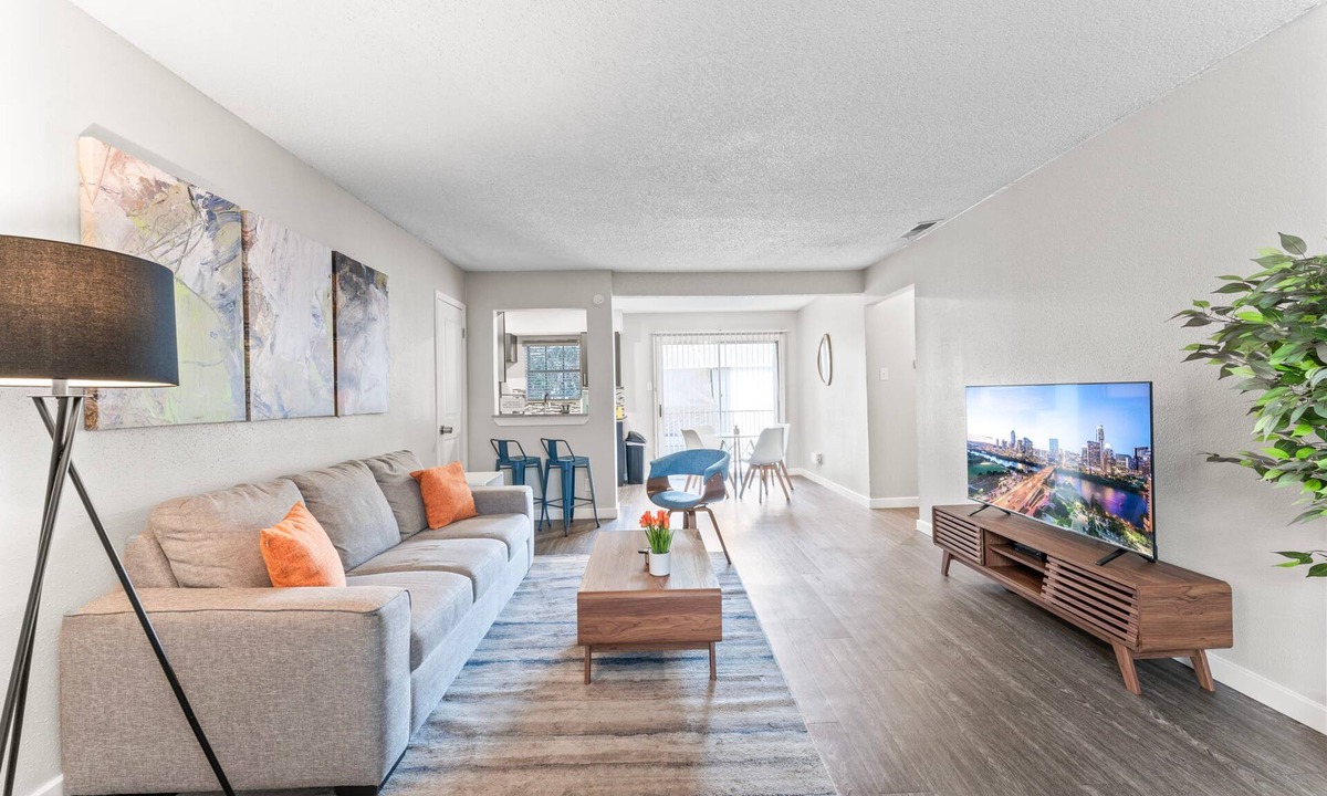 Riverside Apartment | Spacious and Chic King Bed 2BR Suite 5 Min to DT