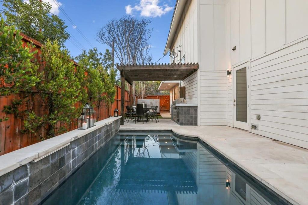 Govalle House | Spacious and Sleek Modern Elegance Heated Pool
